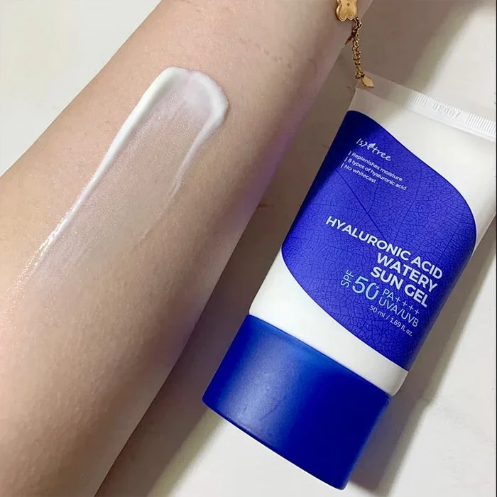 ژل ضد آفتاب بدون رنگ ایزنتری SPF 50 مدل هیالورونیک اسید مناسب پوست‌های خشک و حساس حجم 50 میلی‌لیتر